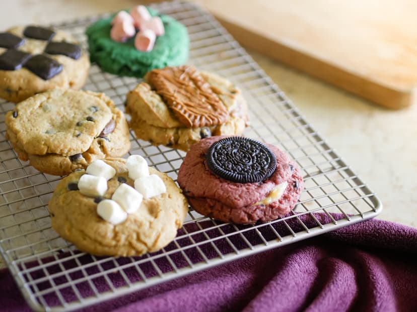 Galletas con diferentes toppins como bombones, chocolate y más galletas
