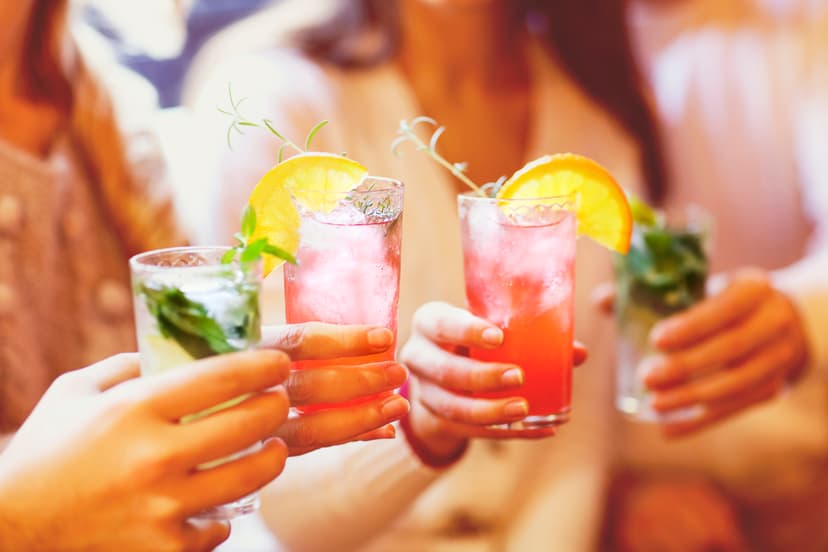 Existen muchas opciones de bebidas refrescantes caseras sin alcohol que son perfectas para refrescarte en esos días calurosos o cuando simplemente quieres algo diferente. Puedes ajustar los ingredientes a tu gusto y antojo.