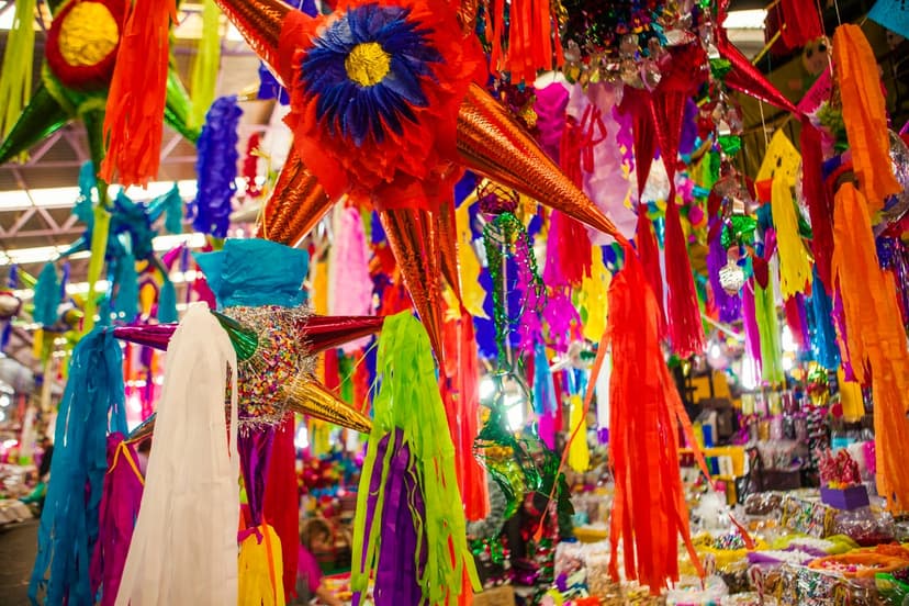Las piñatas son uno de los objetos más icónicos que puedes encontrar en los mercados de la CDMX