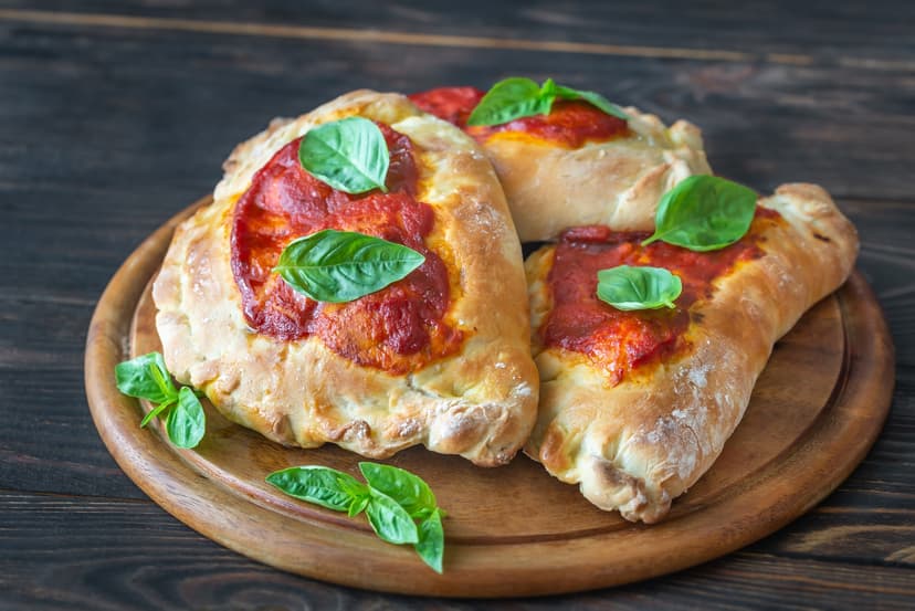 calzones sobre tabla de madera