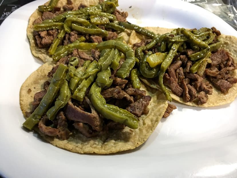 Ricos tacos de bistec con nopales