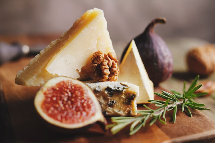 Diferentes quesos con frutos