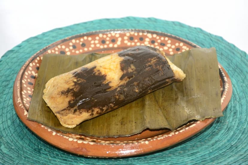 Tamal de mole chiapaneco en hoja de plátano