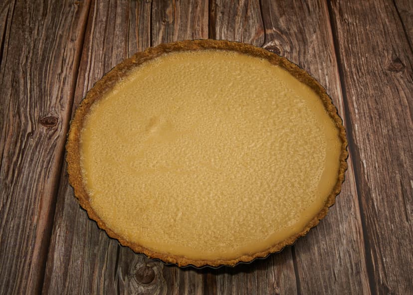 El pay de queso es un clásico que nunca falla. Para prepararlo, necesitas queso crema, leche condensada, jugo de limón y una base de galletas.