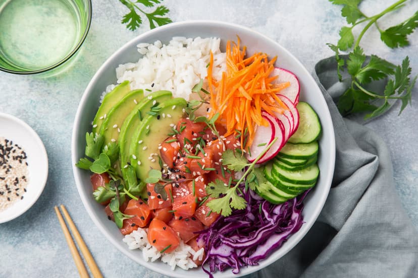 Poke bowl de salmón crudo con arroz al vapor y verduras frescas