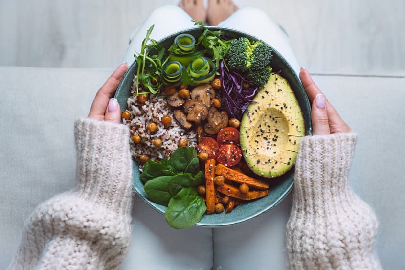 bowl de verduras y granos