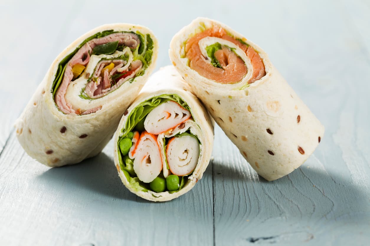 Wrap, mezcla de envolturas con jamón, pollo, salmón