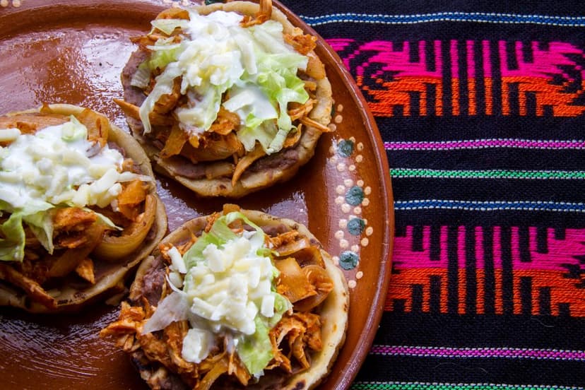 Sopes de tinga mexicana