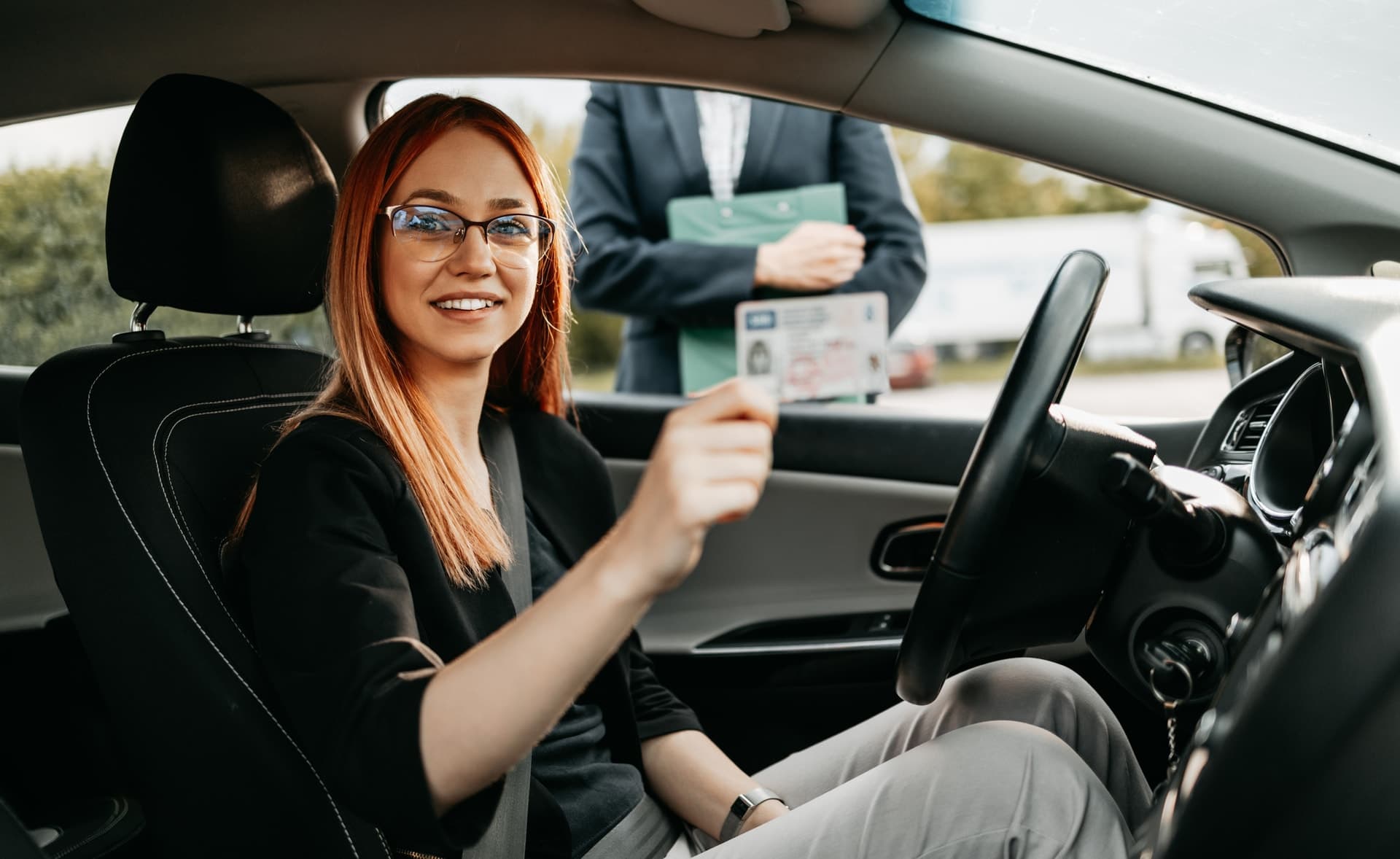 licencia de conducir en mano de una chica