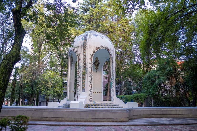 Rotonda en Plaza Popocatépetl en Condesa cerca del Parque España en la colonia Condesa