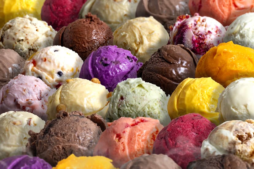 Variedad de helados en la feria