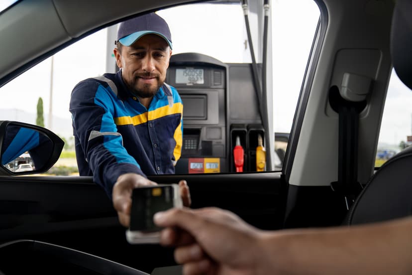 Persona pagando por su gasolina