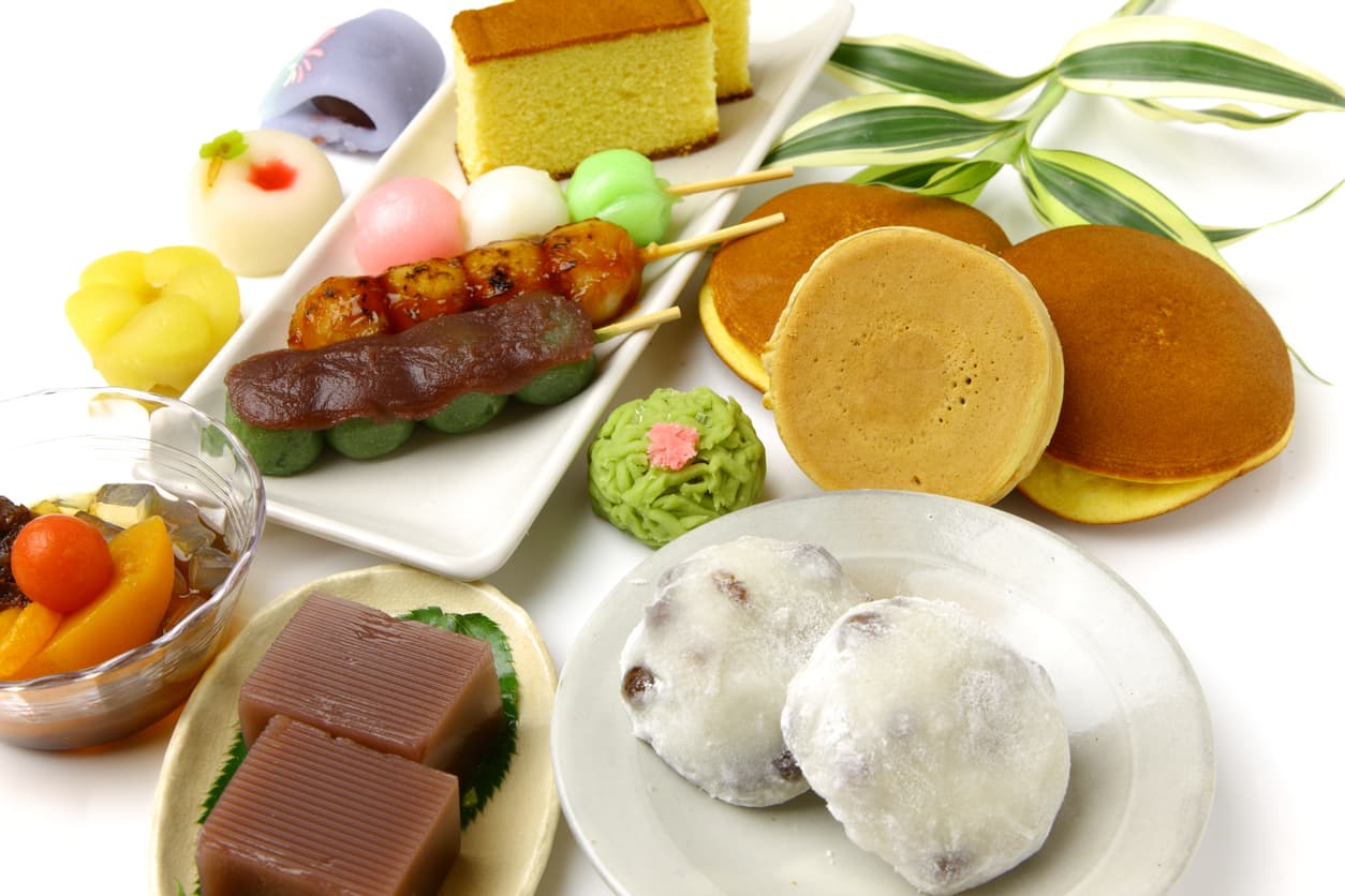 Explora la deliciosa variedad de postres y dulces japoneses, desde el tierno mochi hasta el crujiente taiyaki, cada uno ofreciendo un sabor único y una experiencia cultural auténtica.
