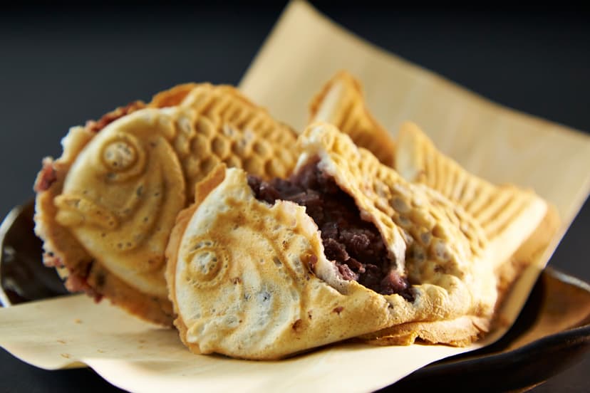 El Taiyaki es un encantador pastelito japonés en forma de pez, relleno tradicionalmente de anko (pasta de frijol rojo dulce) que cautiva tanto por su sabor como por su diseño.