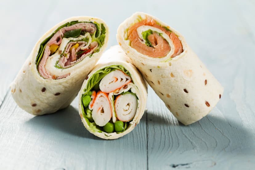 Wrap de pollo, tortilla envuelta, kebab fresco y vegetales