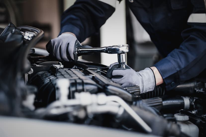 mecánico trabajando en auto