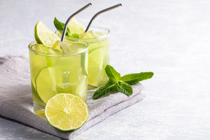 Si lo que buscas es algo saludable, lo más recomendable es optar por bebidas que contengan pocos o ningún tipo de azúcar añadida. En este sentido, el té verde frío no solo es antioxidante, sino que además te ayuda a mantenerte fresco en esos días de calor.