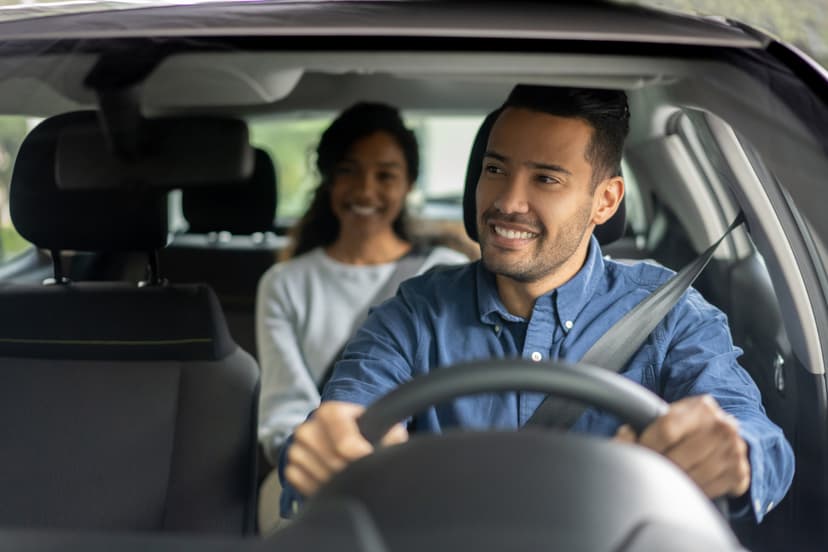 Conductor de auto sonriendo