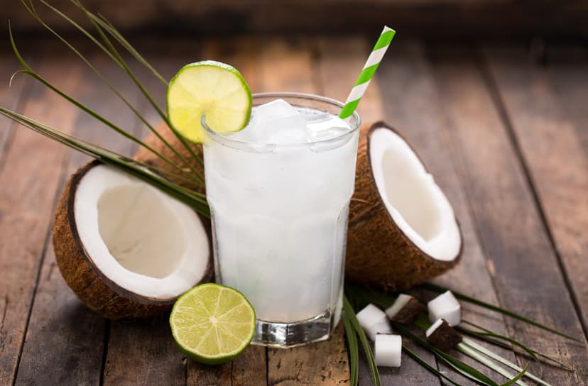 Agua de coco, de las mejores bebidas para rehidratarte
