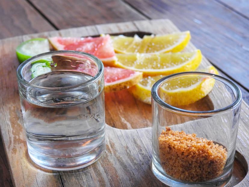 Mezcal con sal de gusano típico de Chihuahua