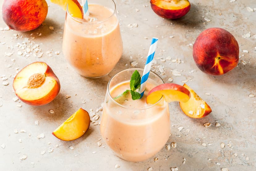 Los smoothies son opciones más saludables, preparados con frutas frescas, hielo y, a veces, un poco de yogur o leche.