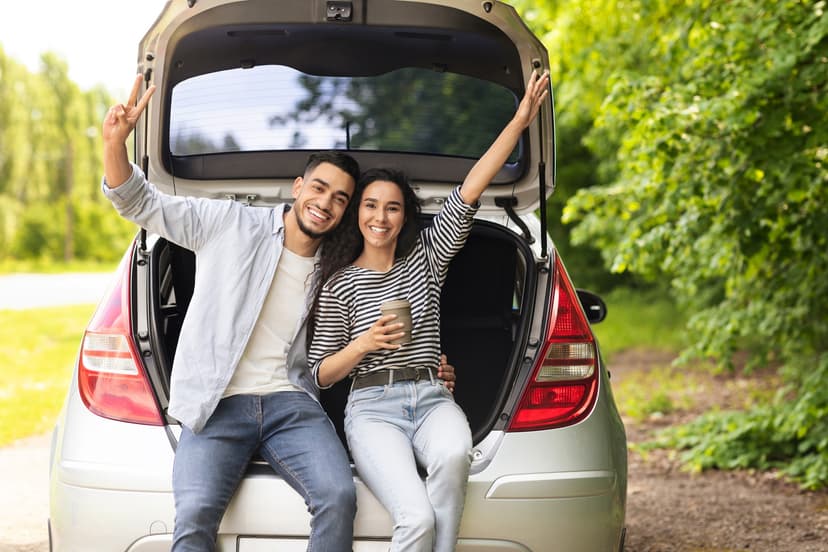 Pareja feliz en auto