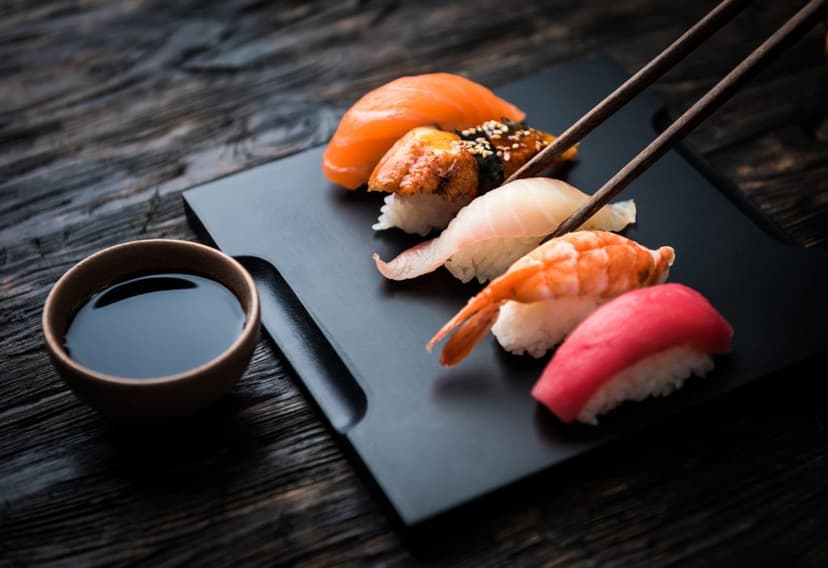 Nigiri japonés con salsa inglesa