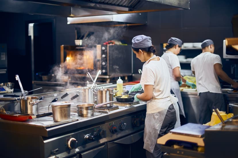 El equipo de cocineros respalda el trabajo en la cocina moderna