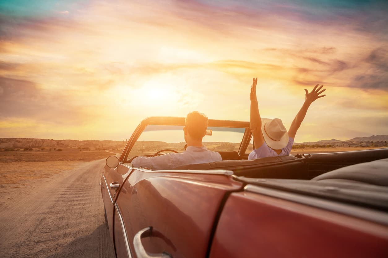Personas felices en viaje de carretera