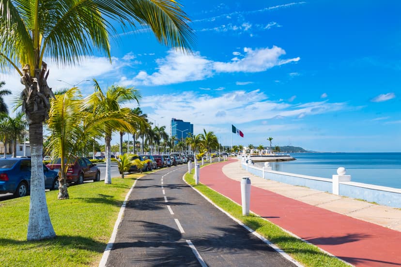 Malecón de campeche en día soleado