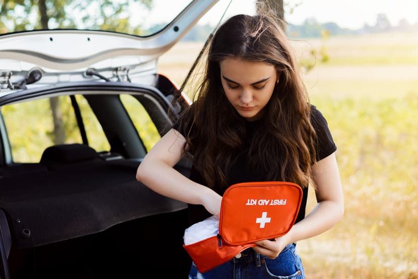 Mujer revisando kit de primero auxilios
