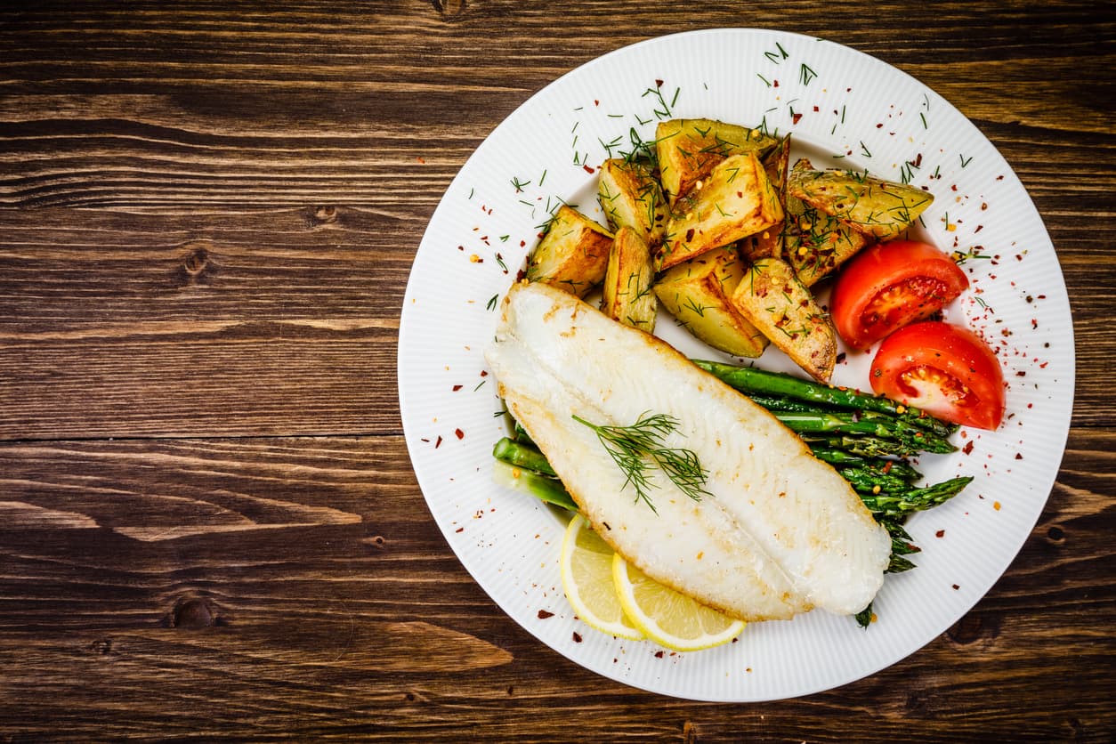 El filete de pescado frito es una gran opción de comida para toda la familia, pues además puedes acompañarlo con diferentes guarniciones como verduras o papas fritas.