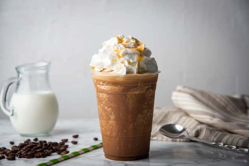 ¡Disfruta del dulce escape con nuestro frapuccino de caramelo, perfecto para endulzar cualquier momento del día!