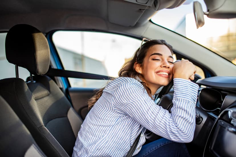 Mujer feliz al volante