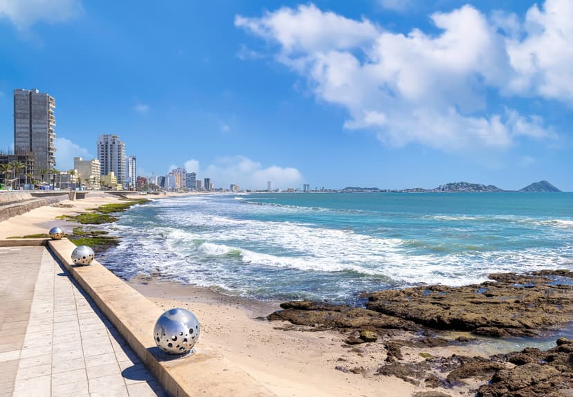 El malecón de Mazatlán es uno de los puntos turísticos más icónicos de este lugar lugar, de día o de noche, la vista al mar siempre es magnifica.