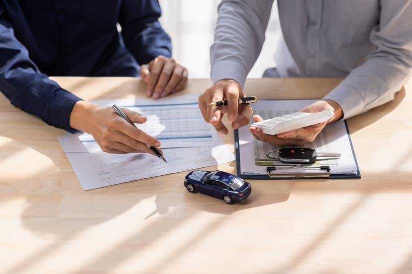 Firmando un contrato para hacer leasing por un auto