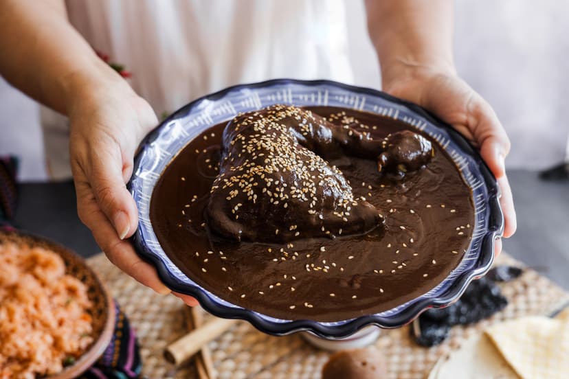 pollo con mole y ajonjolí