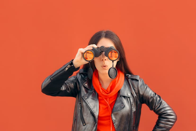 Mujer buscando con binoculares