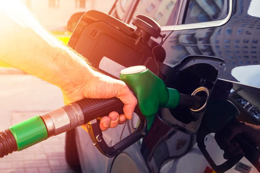 Persona poniendo gasolina