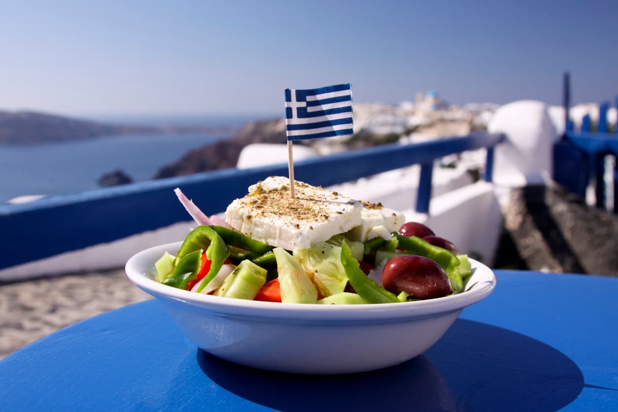 Cuando hablamos de comida típica de Grecia, nos referimos a una cocina llena de ingredientes frescos como aceitunas, queso feta, aceite de oliva, yogur, vegetales y, claro, una gran variedad de carnes.