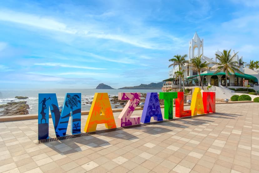 Grandes Letras de Mazatlán en la entrada de la Zona Dorada Zona Dorada, una famosa playa turística y zona turística en México