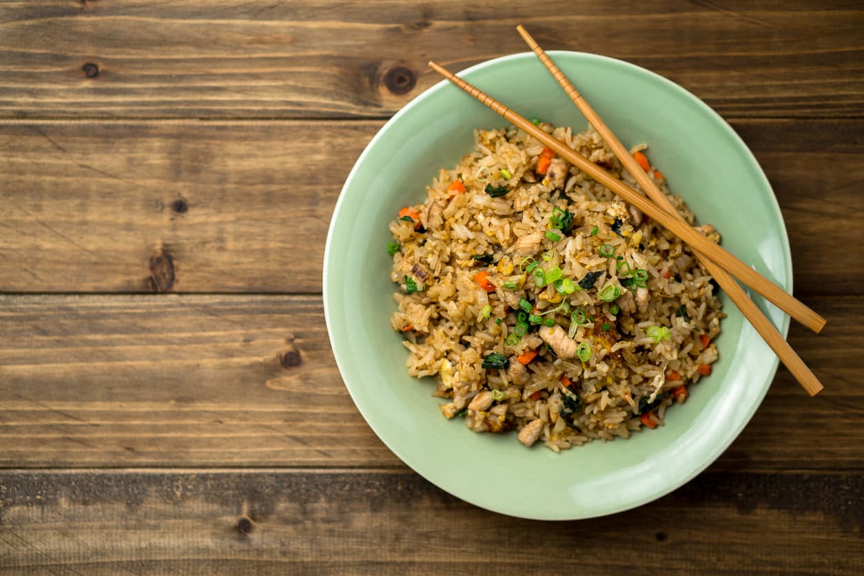 Arroz frito con verdura en plato verde
