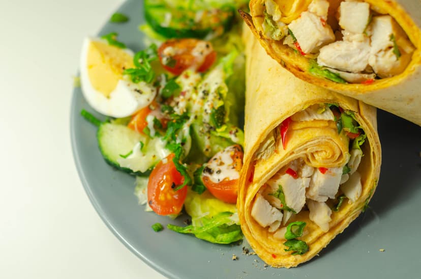 wrap con huevo y envoltura de tortilla de chile acompañado con queso