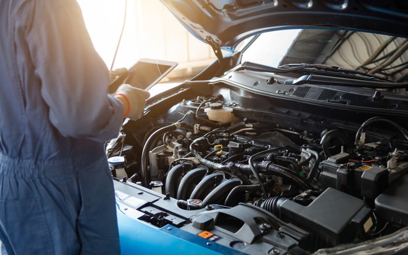 Mecanico revisando auto