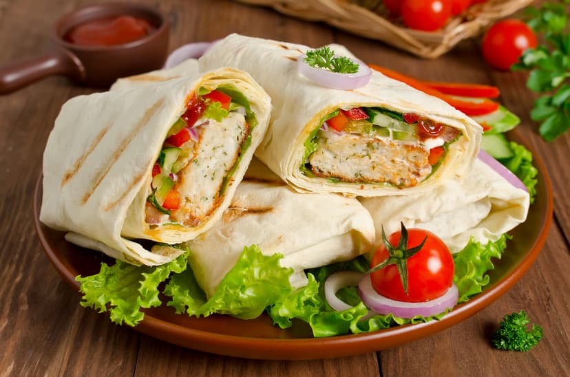 Wrap de pollo, tortilla envuelta, kebab fresco y vegetales