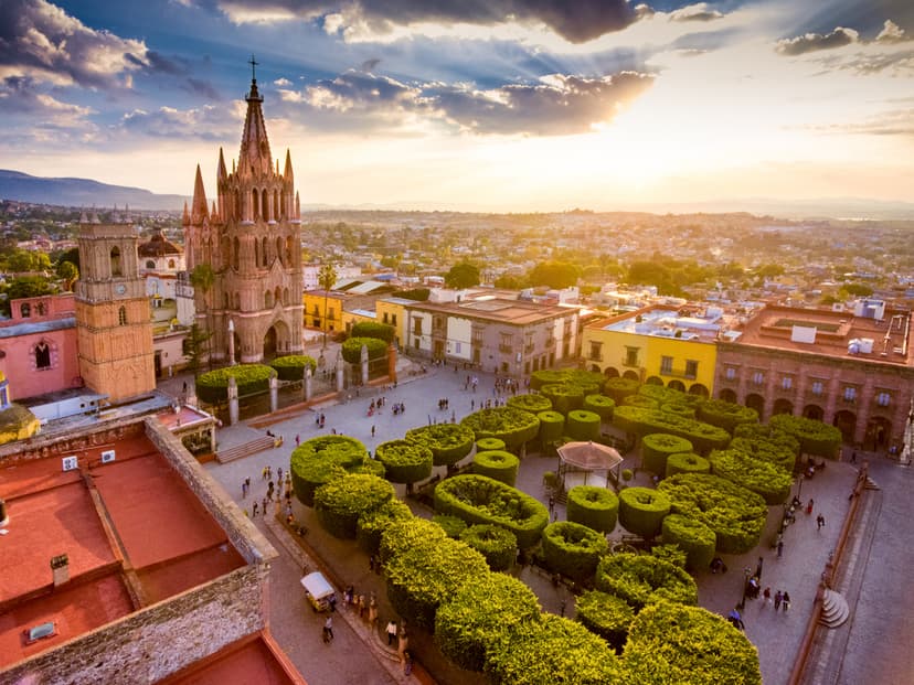 San Miguel de Allende es famoso por su impresionante arquitectura colonial, calles empedradas y un ambiente relajado, lo que lo convierte en el destino perfecto