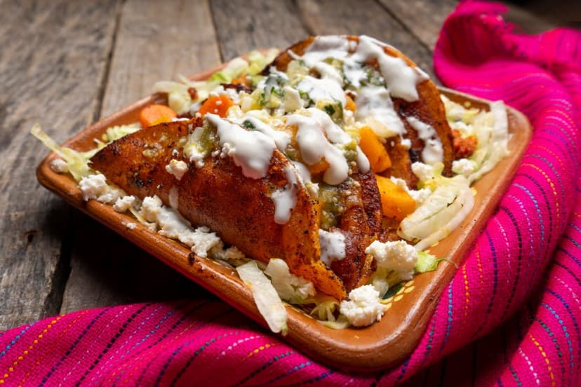 Exquisitas enchiladas potosinas rojas con queso.