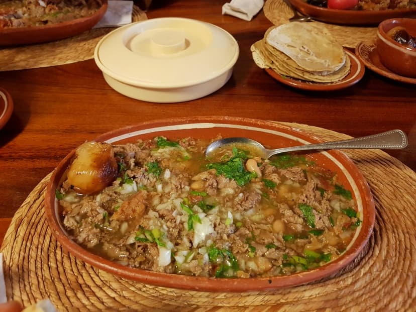 Delicioso plato de carne en su jugo preparada