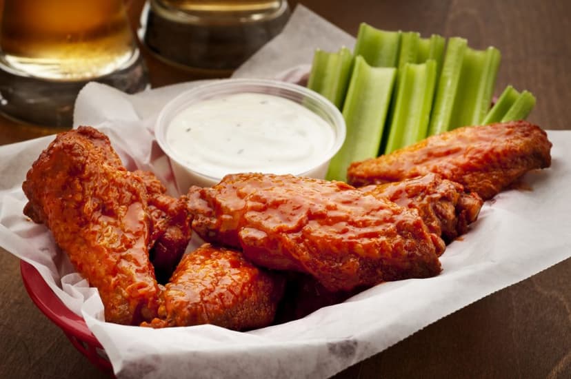 Deliciosas alitas buffalo acompañadas de apio