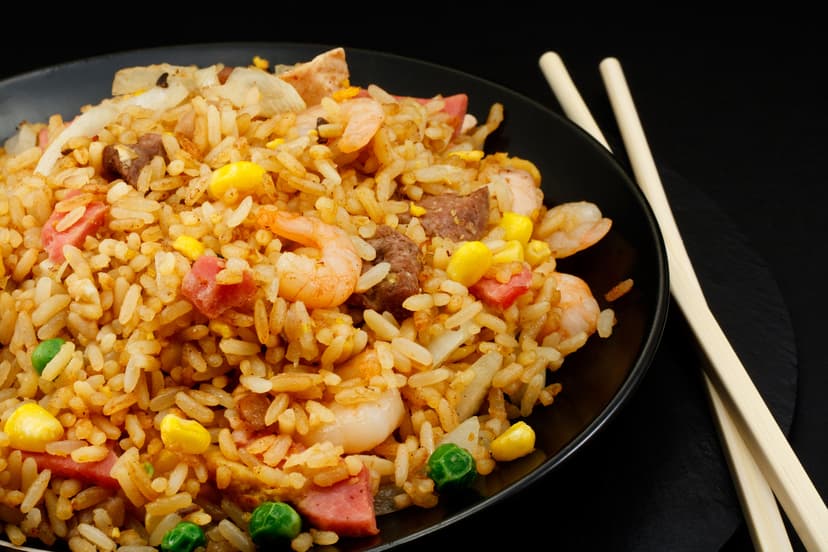 Arroz chino frito con vegetales emplatado